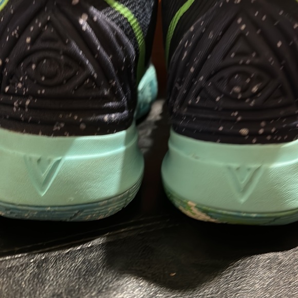 Size 10 (men)Kyrie ufo this is the best looking and newest shoe I have! - Picture 8 of 8